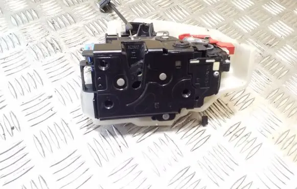 Volkswagen Golf V Rear door lock 7L0839016D