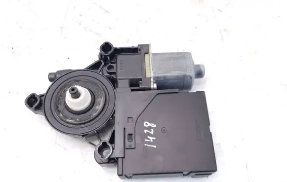 Volkswagen PASSAT B7 Front door window regulator motor 0130822451 3AA959701A 3C095979