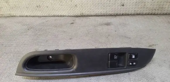 Nissan Note (E12) Electric window control switch 809613AR1A