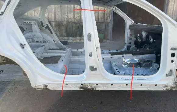 Mercedes-Benz EQC Pillar (middle) 