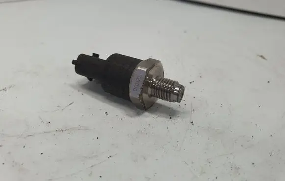 BMW 5 E39 Fuel pressure sensor 0281002475 7812345 13537812345