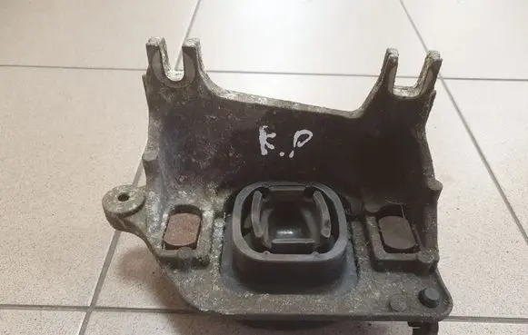 Opel Vivaro Engine mount bracket