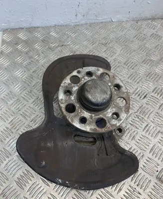 Mercedes-Benz C W204 Front wheel hub A20401