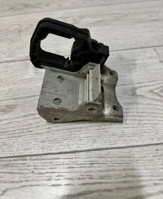 BMW 7 F01 F02 F03 F04 Radiator mount bracket 7186514 7211162 7207152