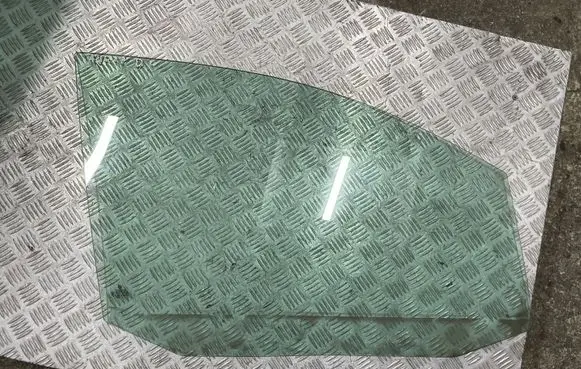 Volkswagen Touran II Front door window glass four-door