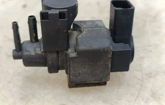 Volkswagen Touareg I Turbo solenoid valve 059906628B