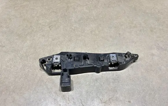 Peugeot 3008 II Front bumper mounting bracket 9810975480