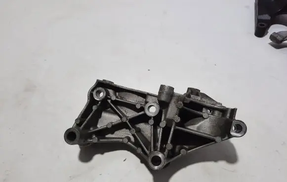 Nissan X-Trail T32 Generator/alternator bracket 117105124R