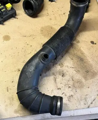Coolant pipe/hose