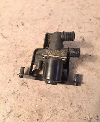 BMW 5 E60 E61 Coolant heater control valve 6920226