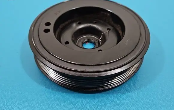 Volkswagen PASSAT B7 Crankshaft pulley 06H105243G IMPRK1536750