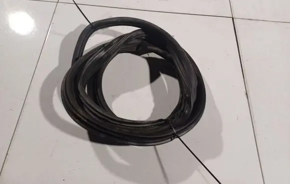 Opel Zafira A Rubber seal front coupe door 