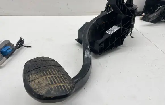 BMW 2 F45 Brake pedal 6856596