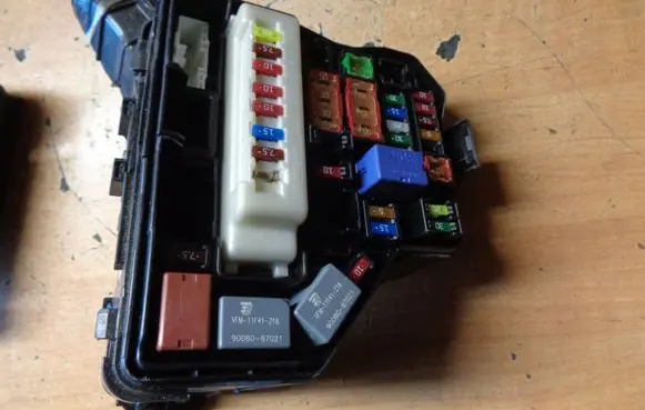 Toyota Yaris Fuse box set 821110DZ00H
