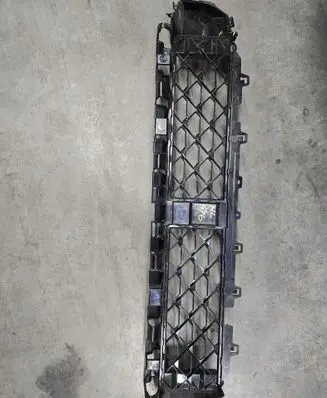 BMW X2 U10 Front bumper lower grill 7884913