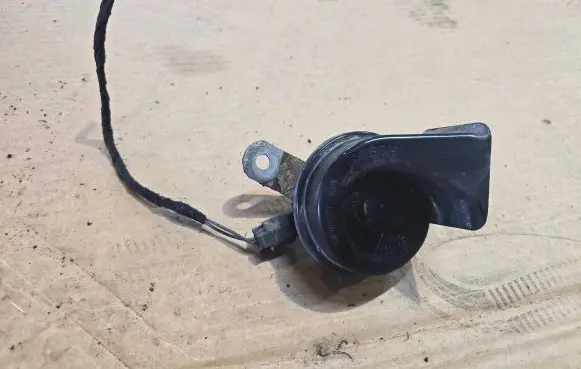 BMW 5 E39 Horn signal 3881157