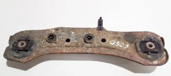 Honda CR-V Engine mount bracket