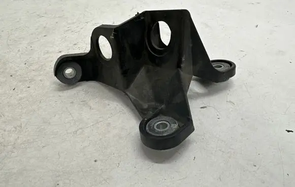 Volkswagen PASSAT B8 Gear shift cable bracket 5Q0711789