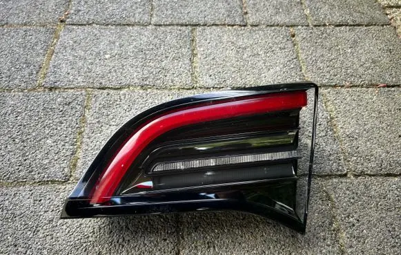Tesla Model 3 Tailgate rear/tail lights 1502089-00-B