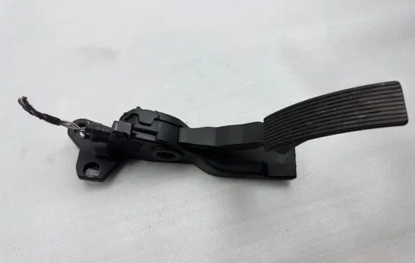 Mercedes-Benz GL X166 Accelerator throttle pedal A1663000004