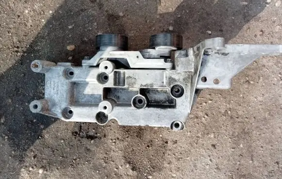 Volvo V70 Engine mounting bracket 30757168