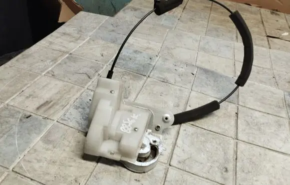 Mazda 5 Sliding door lock 