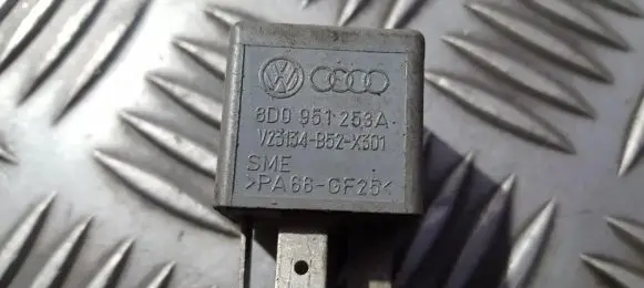 Volkswagen PASSAT B5.5 Other relay 8d0951253a v23134-b52-x301