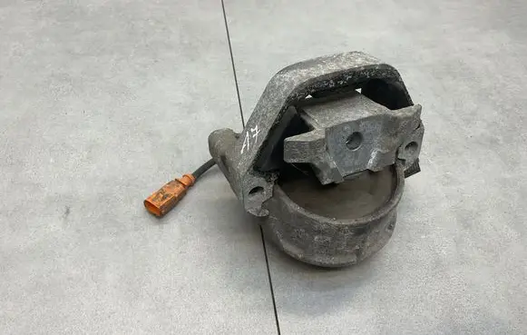 Engine mount bracket