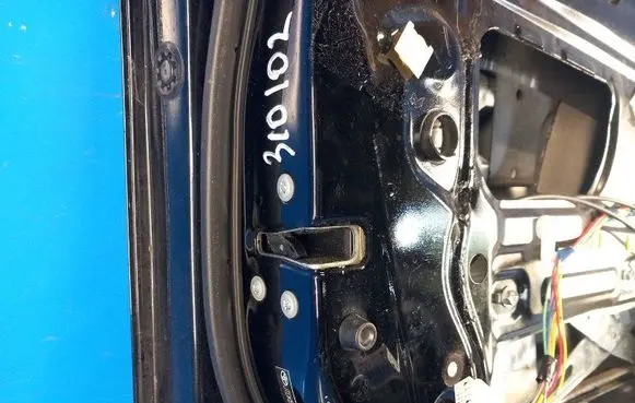 Toyota Prius (XW20) Front door lock 6904047060