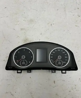 Volkswagen Tiguan Speedometer (instrument cluster) 5N0920883A