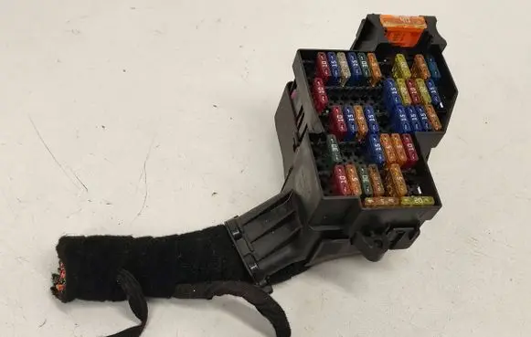 Volkswagen Touareg I Fuse module 7L0941824 7L0941828