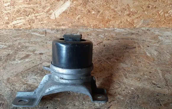 Volvo V70 Engine mount bracket 30671245 6G926F012DD