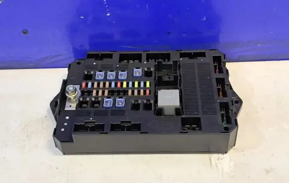 Jaguar XF X250 Fuse module 8X2T14B476AD 7340955430
