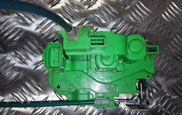 Alfa Romeo Giulietta Rear door lock 50522870