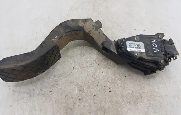 Volkswagen PASSAT B5 Accelerator throttle pedal 8D1721523
