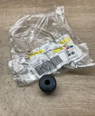 Volkswagen Transporter - Caravelle T4 Wheel nut cap/cover 7D0601173A