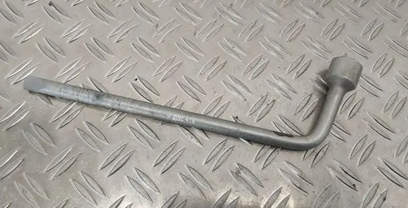Toyota Prius+ (ZVW40) Wheel nut wrench 
