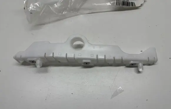 Chevrolet Silverado Rear bumper mounting bracket 84624943 GDBP0973ZL PCV43393AL