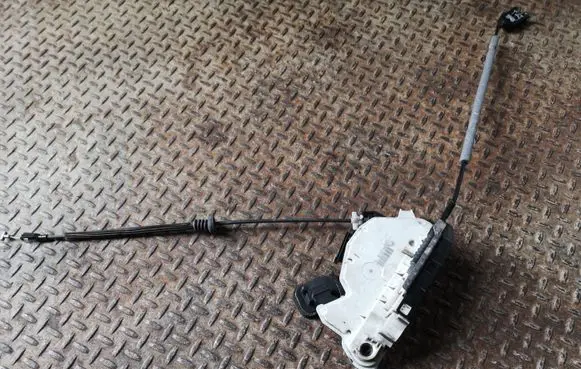 Skoda Yeti (5L) Front door lock 5K2837016D