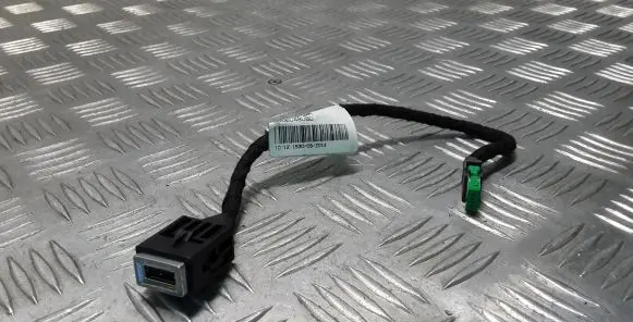 Peugeot 308 USB socket connector 9806048080