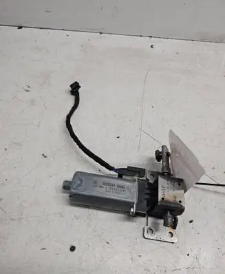 Volvo XC90 Seat adjustment motor 906382102