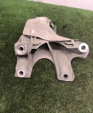 BMW 5 E60 E61 Engine mounting bracket 6770940
