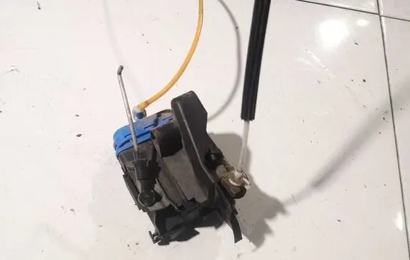 Audi A4 S4 B5 8D Rear door lock 8D0839016A