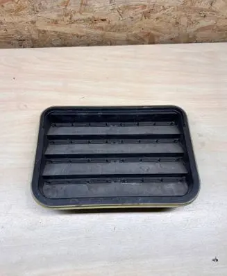 Quarter panel pressure vent