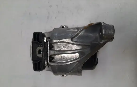 Engine mount bracket