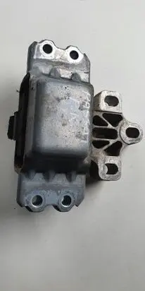 Volkswagen PASSAT B7 Engine mount bracket