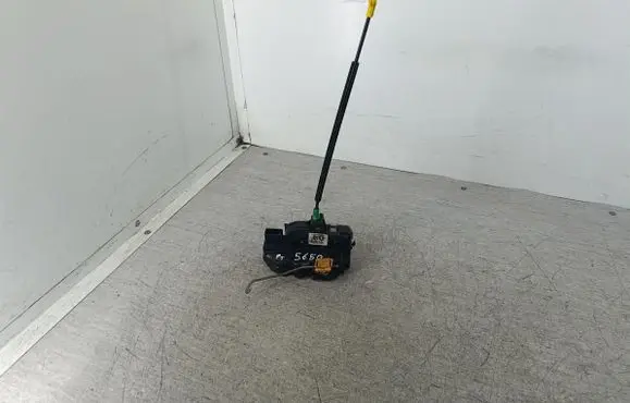 Chevrolet Cruze Rear door lock 13579566