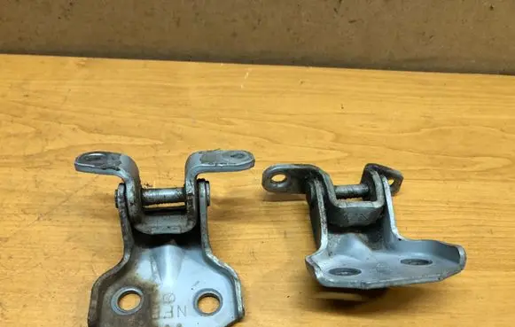 Subaru Impreza II Front door hinge set 