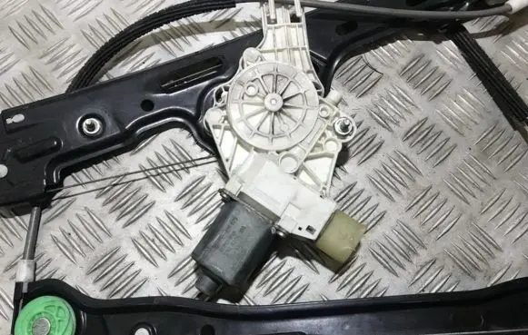 BMW 1 E81 E87 Front door window regulator motor 0130822224 996620101