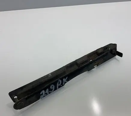 Front bumper mounting bracket